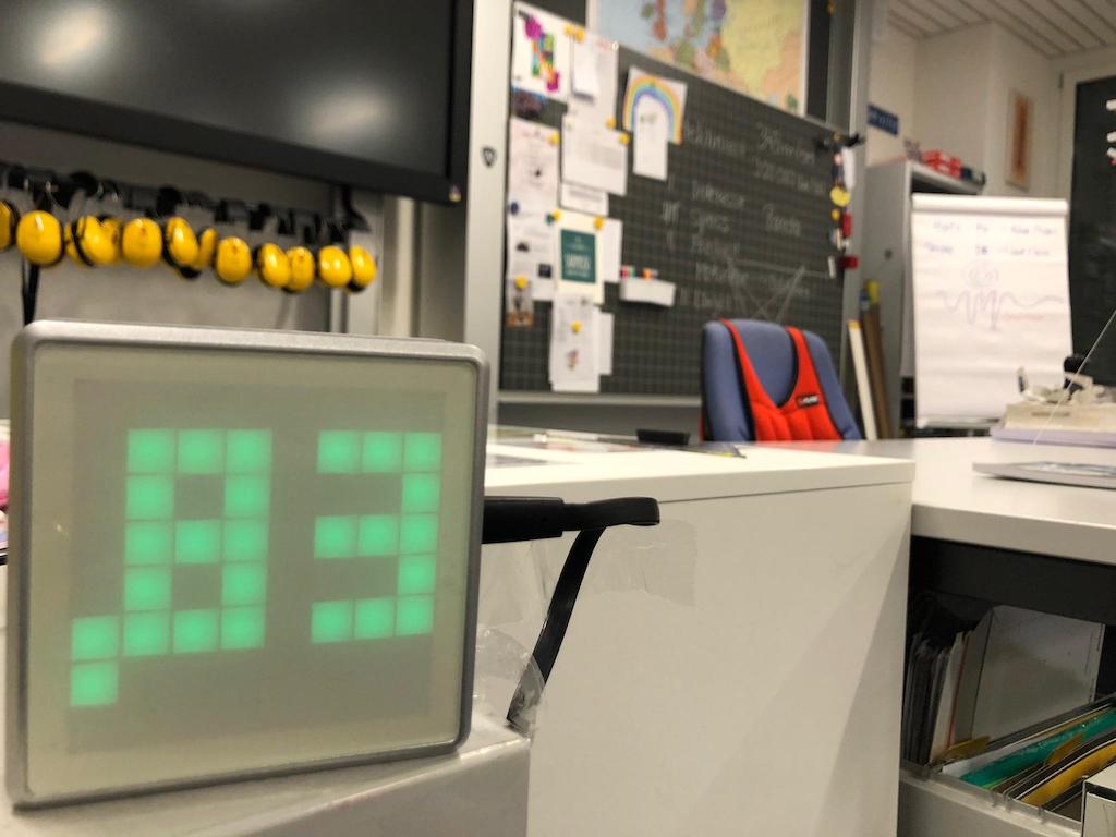 ThingPulse Swiss CO2-monitor in a classroom